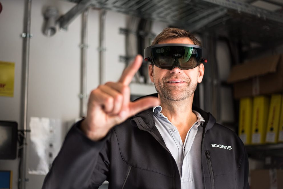 NMS-AR Techniker von vorne mit AR-Brille