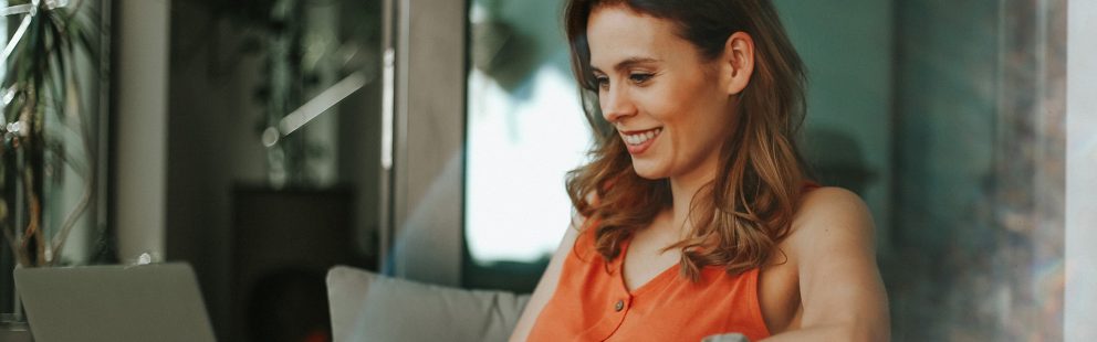 axians-header-service-portal Frau vor Laptop
