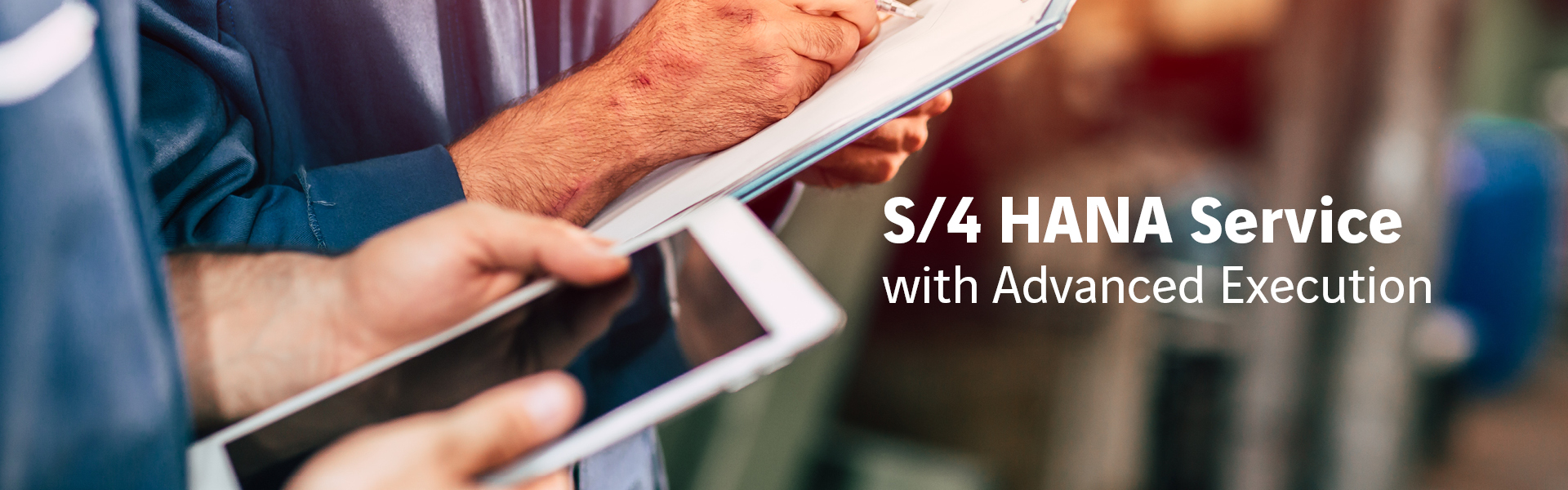 Tablet von Techniker daneben Schriftzug S/4 HANA Service with Advanced Execution