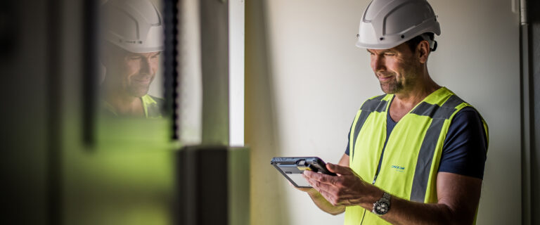 Techniker schaut auf Tablet