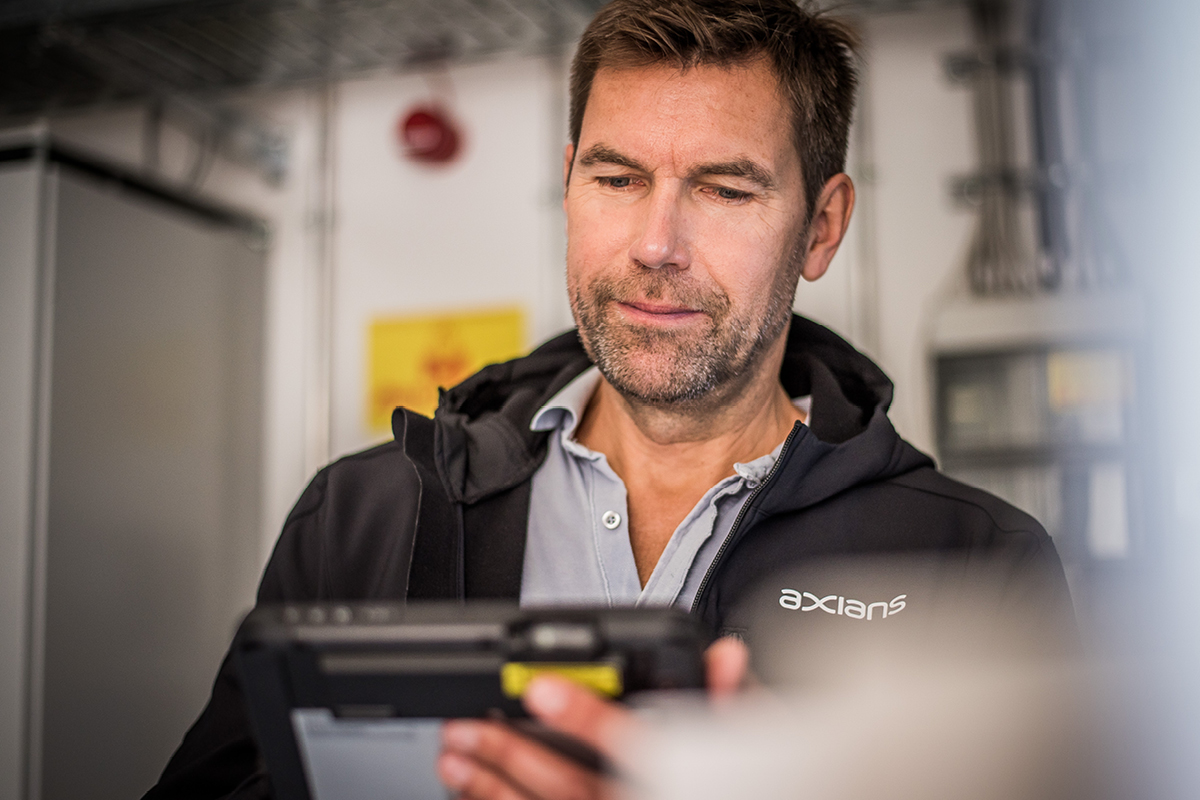 Servicetechniker von axians mit Tabler