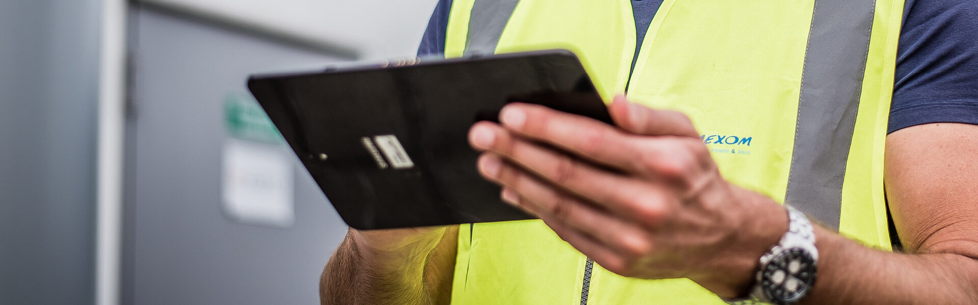 Techniker im Außendienst hält Tablet